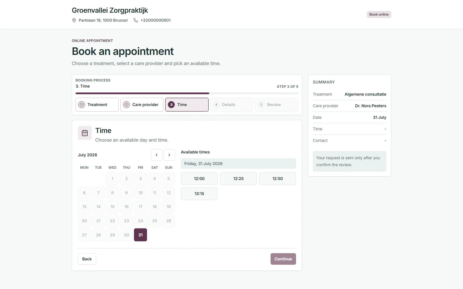 Hizmet, sağlık uzmanı ve müsait saatleri gösteren Tempo Booking randevu akışı.