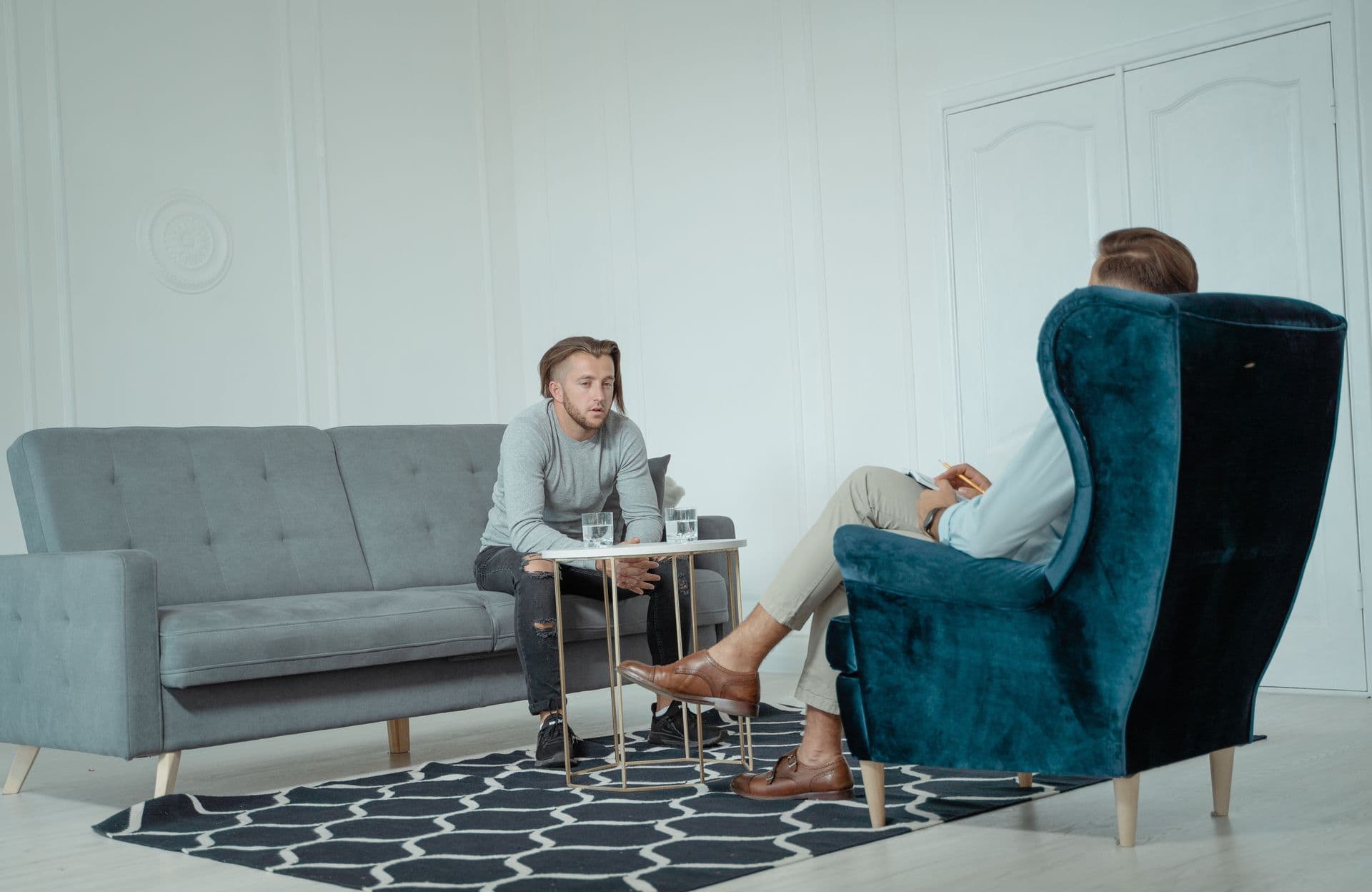 Mannelijke psycholoog in gesprek met een mannelijke cliënt